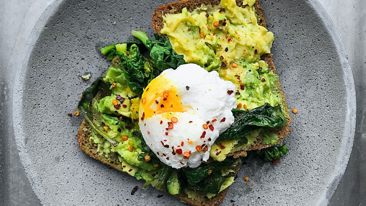 Quick-fix: Avocado, spinach and eggs on rye