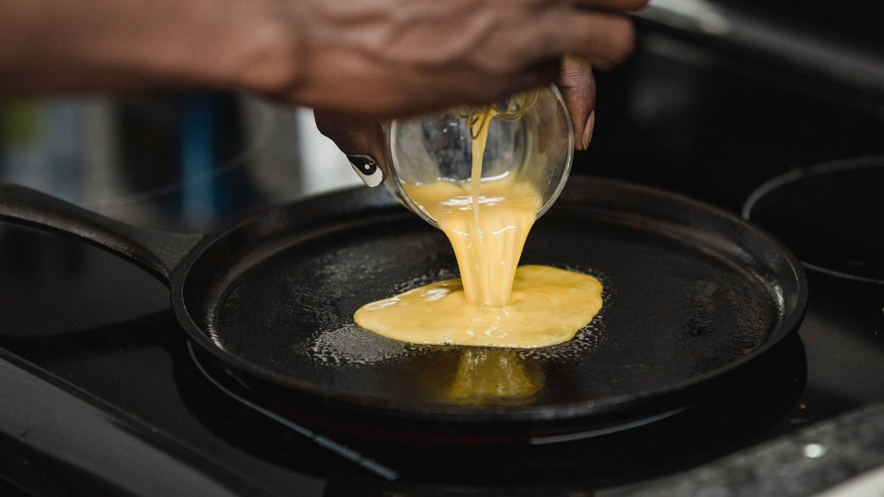 Quick-fix: Scrambled eggs and haloumi on toast