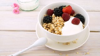 Quick-fix: Untoasted muesli, yoghurt and berries