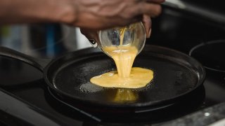 Quick-fix: Scrambled eggs and haloumi on toast