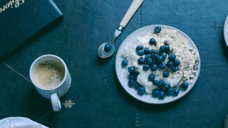 Quick-fix: Porridge and blueberries