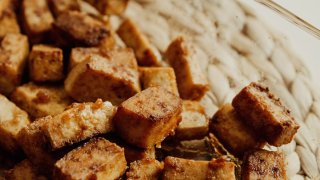 Tandoori tofu with tomato, cucumber and mint salad